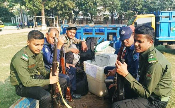 কুমিল্লার ১১টি আসনের কেন্দ্রে কেন্দ্রে পাঠানো হয়েছে নির্বাচনি সরঞ্জাম, ব্যালট যাবে ভোরে